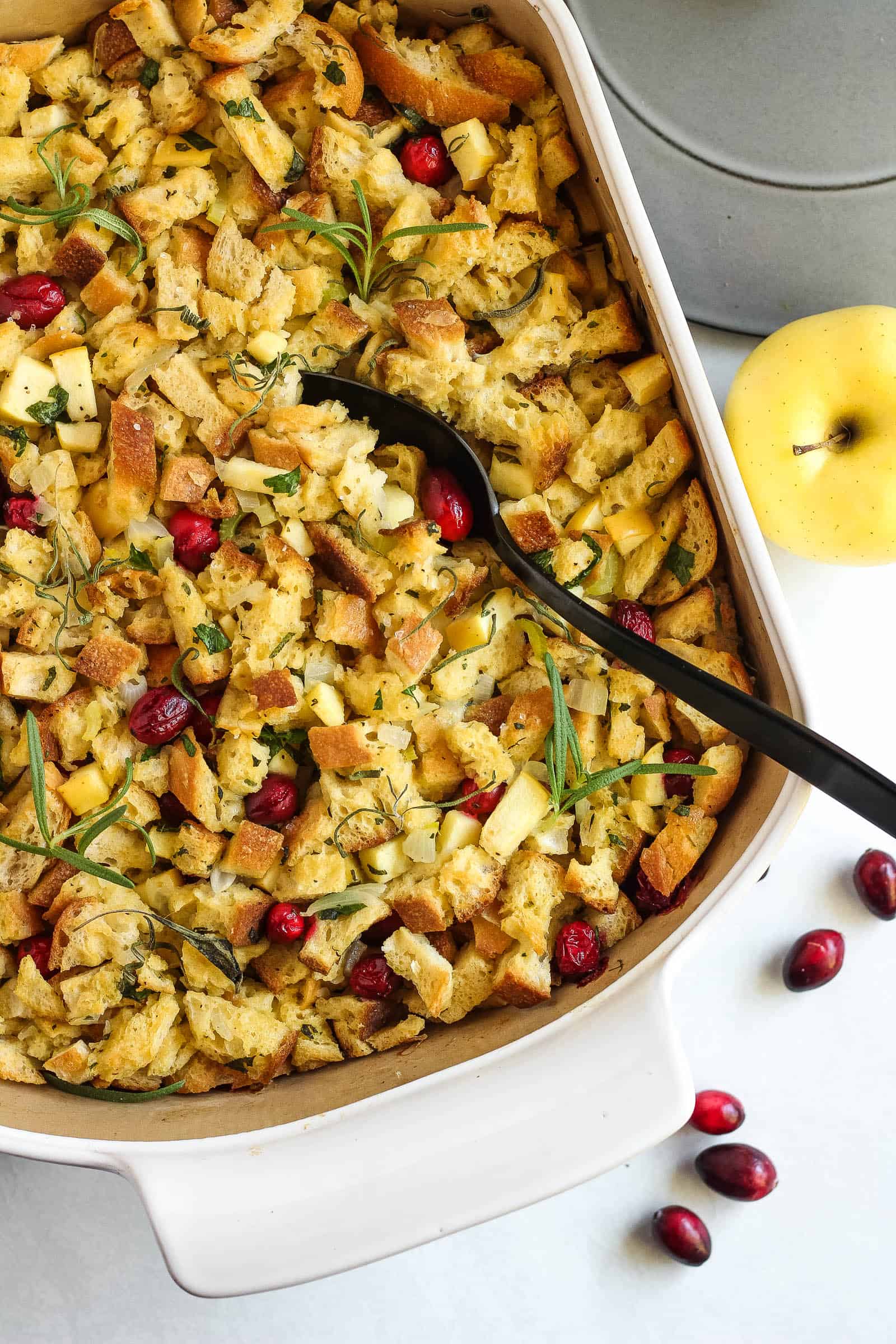 This Apple Cranberry Holiday Stuffing is a delicious Arctic apples recipe for the holidays. Pack in the flavor for an easy vegetarian holiday side dish | Street Smart Nutrition