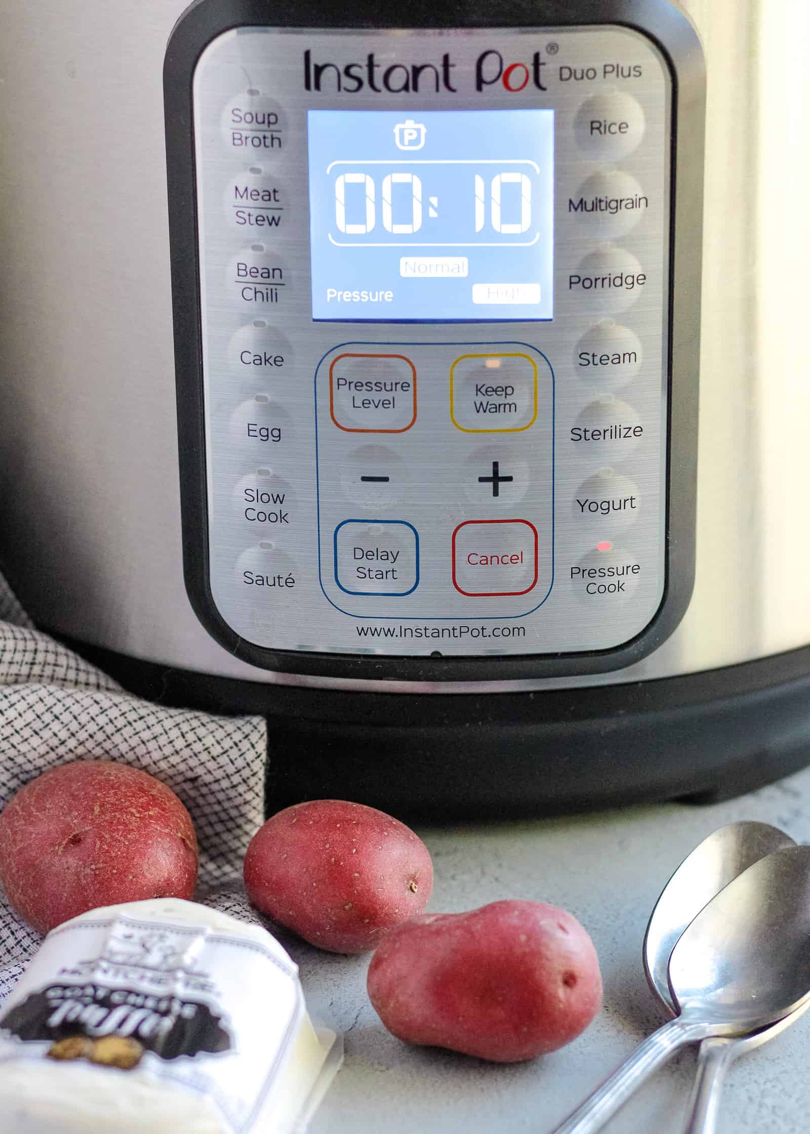 View of the display panel of an Instant Pot with the correct settings for cooking truffle goat cheese mashed potatoes