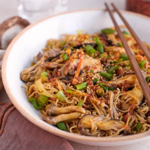 Stir Fry Mushroom Noodles with Garlic and Ginger